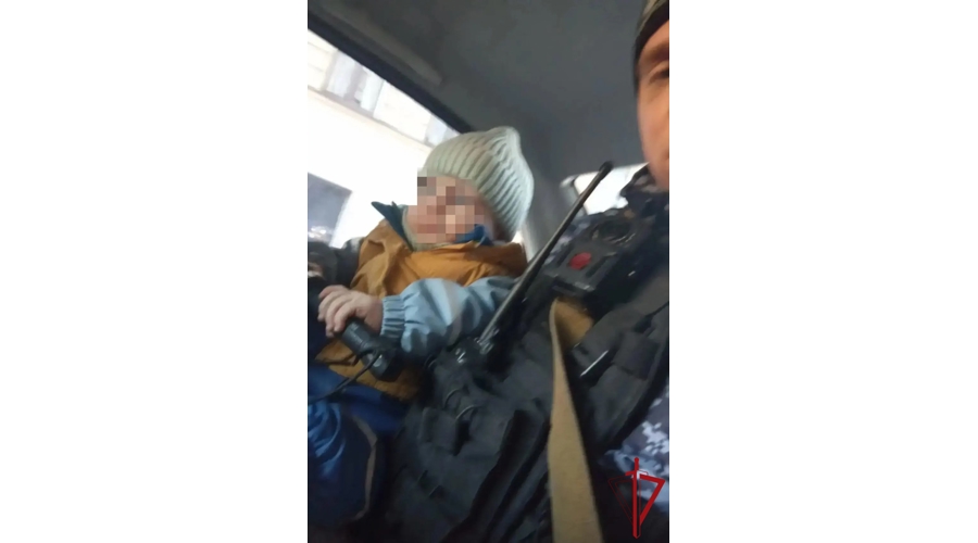 В Центральном районе сотрудники Росгвардии спасли годовалого ребенка от падения из окна