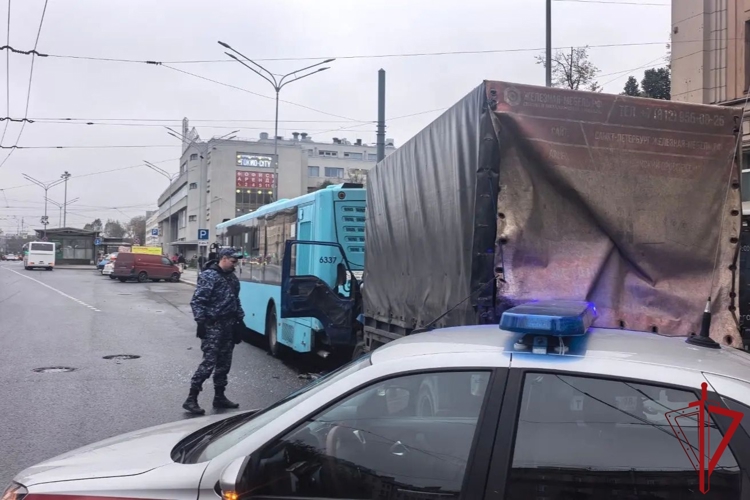 В Кировском районе наряд Росгвардии перекрыл участок дороги на месте ДТП, обеспечив беспрепятственную работу спасательных служб