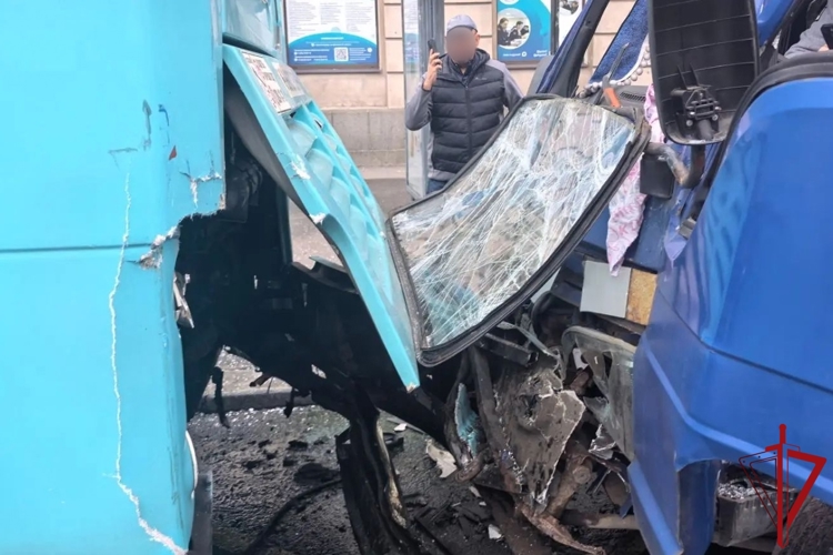 В Кировском районе наряд Росгвардии перекрыл участок дороги на месте ДТП, обеспечив беспрепятственную работу спасательных служб