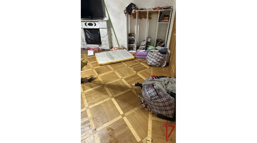 В Центральном районе сотрудники Росгвардии задержали хозяйку квартиры, подозреваемую в хранении запрещенных веществ, и двух правонарушителей, ворвавшихся в её жилье  