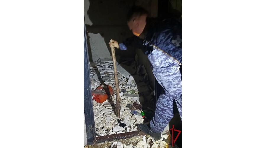 В Выборгском районе сотрудник Росгвардии спас девочку, упавшую в затопленную шахту лифта в недостроенном здании