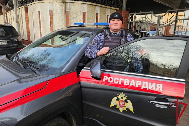 В Выборгском районе сотрудник Росгвардии спас девочку, упавшую в затопленную шахту лифта в недостроенном здании
