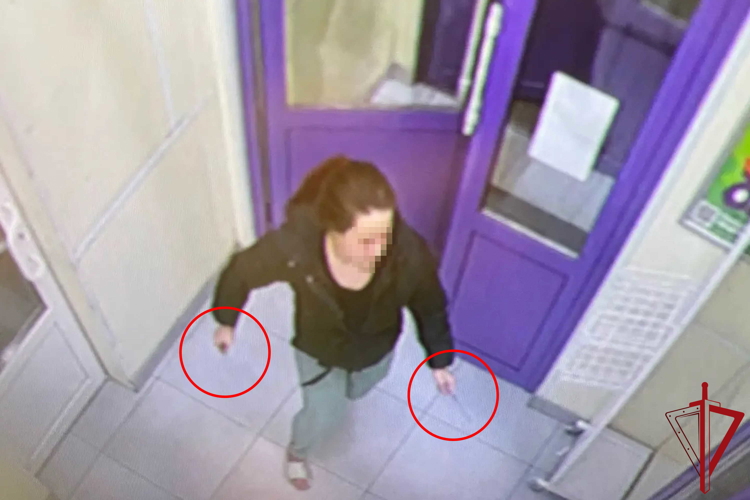 В Киришах сотрудники Росгвардии и полиции задержали правонарушительницу, угрожавшую ножами работникам супермаркета