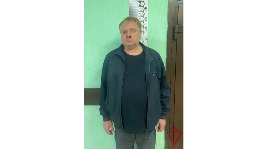 В Центральном районе сотрудники Росгвардии задержали хозяйку квартиры, подозреваемую в хранении запрещенных веществ, и двух правонарушителей, ворвавшихся в её жилье  