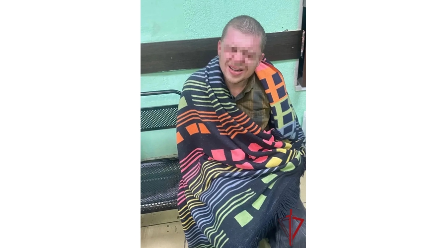 В Центральном районе сотрудники Росгвардии задержали хозяйку квартиры, подозреваемую в хранении запрещенных веществ, и двух правонарушителей, ворвавшихся в её жилье  