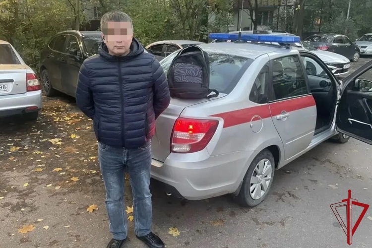 В Московском районе наряд Росгвардии задержал дроппера, забравшего у пенсионерки около 3 миллионов рублей