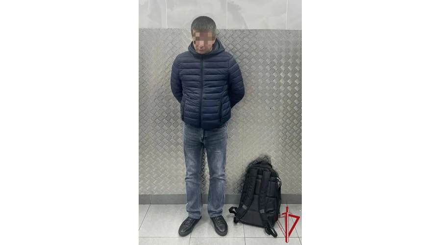В Московском районе наряд Росгвардии задержал дроппера, забравшего у пенсионерки около 3 миллионов рублей