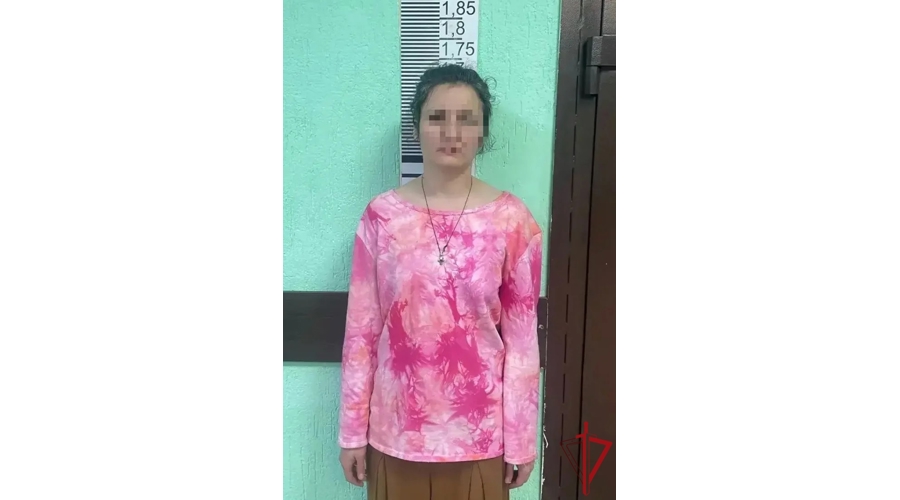 В Центральном районе сотрудники Росгвардии задержали хозяйку квартиры, подозреваемую в хранении запрещенных веществ, и двух правонарушителей, ворвавшихся в её жилье  