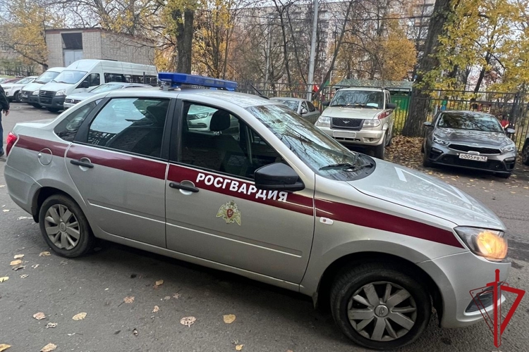 В Калининском районе сотрудники Росгвардии задержали рецидивиста, угрожавшего ножом администратору бара