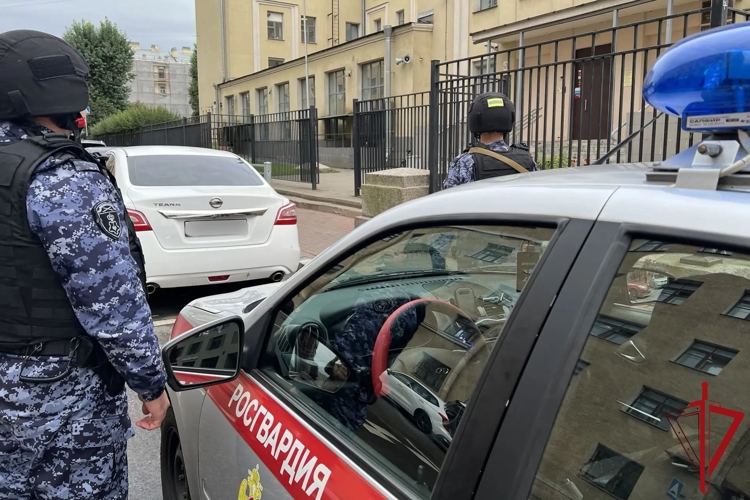 В Выборгском районе наряд Росгвардии задержал нетрезвого мужчину, пытавшегося попасть в учебное заведение