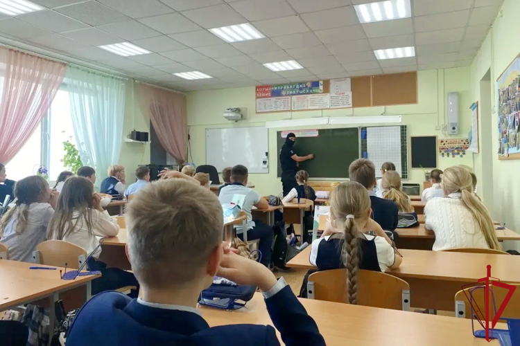 Представитель транспортного ОМОН "Балтика" провёл урок безопасности для петербургских школьников
