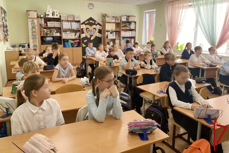 Представитель транспортного ОМОН "Балтика" провёл урок безопасности для петербургских школьников