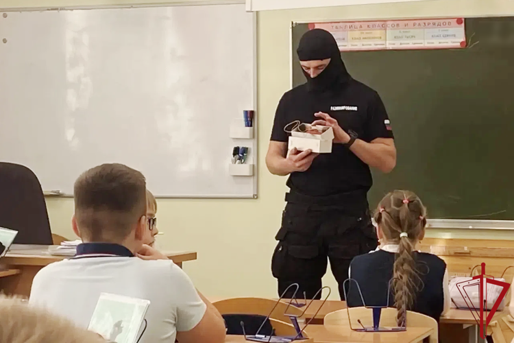 Представитель транспортного ОМОН "Балтика" провёл урок безопасности для петербургских школьников