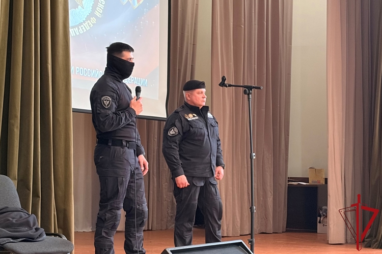Представители транспортного ОМОН "Балтика" провели встречу с учащимися петербургского техникума