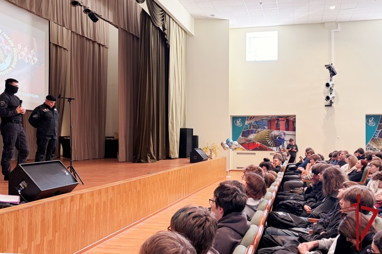 Представители транспортного ОМОН "Балтика" провели встречу с учащимися петербургского техникума