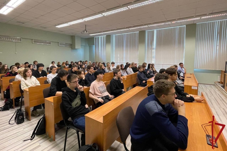 Сотрудники ОМОН « Балтика» Росгвардии провели профилактическую беседу в политехническом колледже