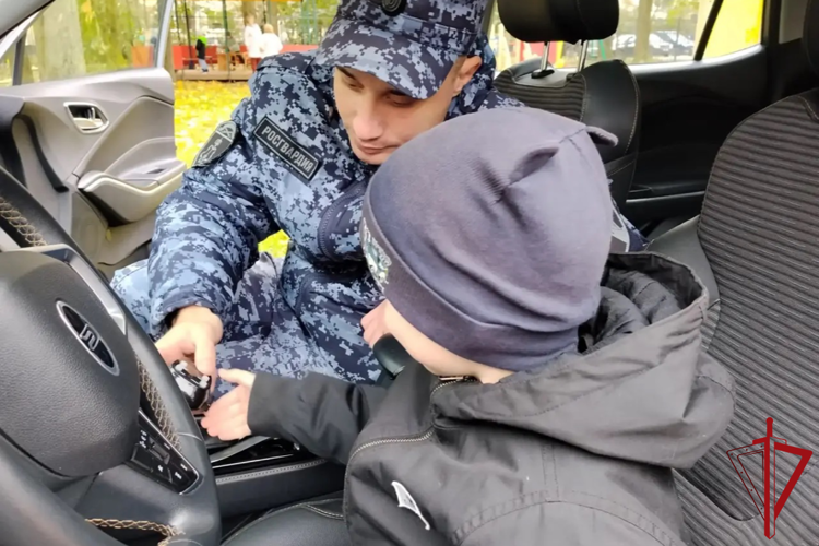 В Петербурге представители Росгвардии провели встречу с дошкольниками, посвященную 74-й годовщине со Дня образования вневедомственной охраны