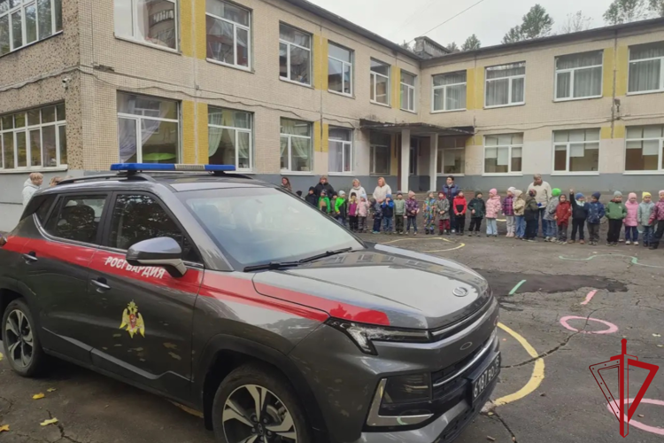 В Петербурге представители Росгвардии провели встречу с дошкольниками, посвященную 74-й годовщине со Дня образования вневедомственной охраны