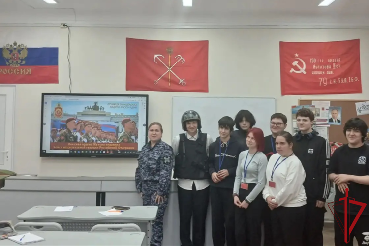 Петербургские росгвардейцы провели встречу со школьниками, приуроченную ко Дню вневедомственной охраны