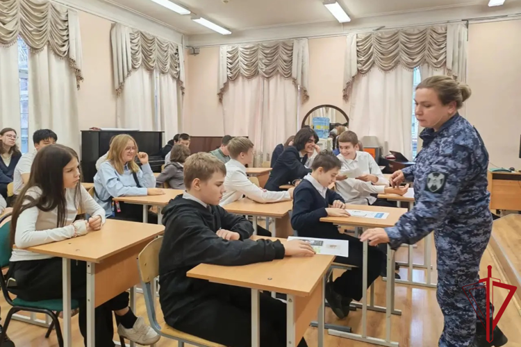 Петербургские росгвардейцы провели встречу со школьниками, приуроченную ко Дню вневедомственной охраны