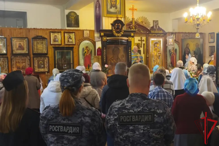 В Ленобласти представители Росгвардии приняли участие в праздничном богослужении в честь Покрова Пресвятой Богородицы