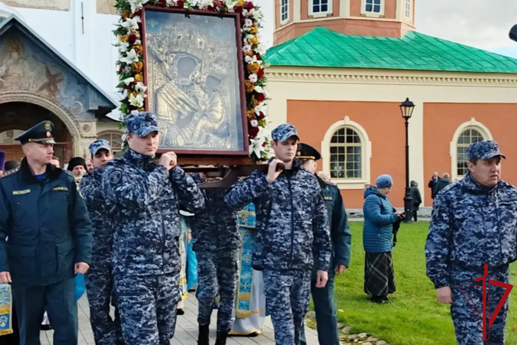 Сотрудники Росгвардии обеспечили правопорядок во время перенесения Тихвинской иконы Божией Матери