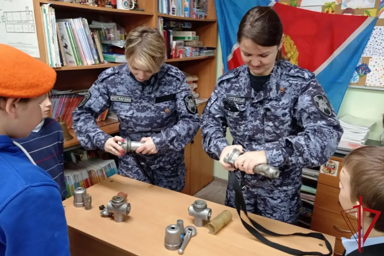 В Кировском районе Ленобласти сотрудники Росгвардии провели встречу со школьниками