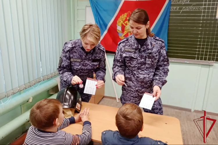 В Кировском районе Ленобласти сотрудники Росгвардии провели встречу со школьниками