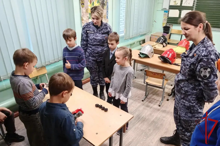 В Кировском районе Ленобласти сотрудники Росгвардии провели встречу со школьниками