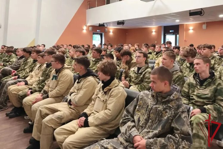 В Ленобласти сотрудники Росгвардии провели встречу с участниками XIII военно-патриотической смены
