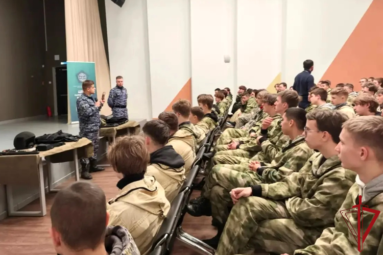 В Ленобласти сотрудники Росгвардии провели встречу с участниками XIII военно-патриотической смены