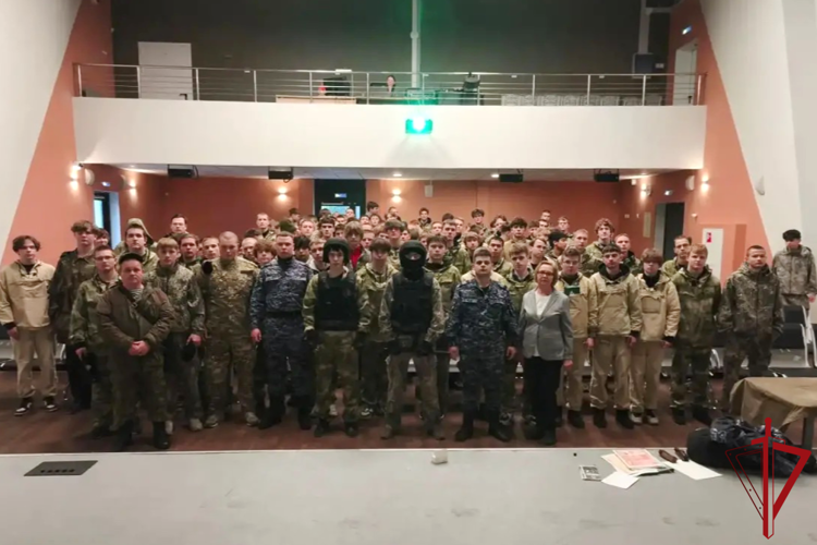 В Ленобласти сотрудники Росгвардии провели встречу с участниками XIII военно-патриотической смены