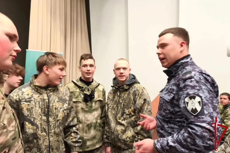 В Ленобласти сотрудники Росгвардии провели встречу с участниками XIII военно-патриотической смены