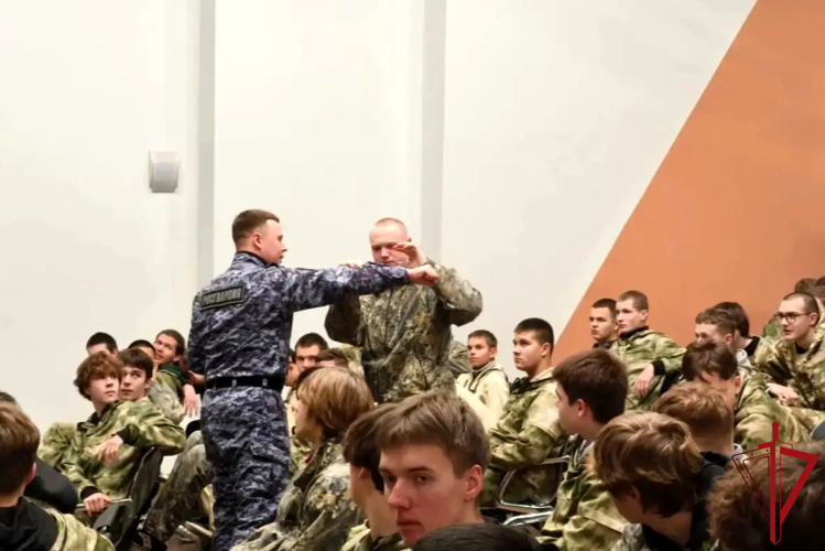 В Ленобласти сотрудники Росгвардии провели встречу с участниками XIII военно-патриотической смены