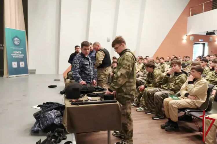 В Ленобласти сотрудники Росгвардии провели встречу с участниками XIII военно-патриотической смены