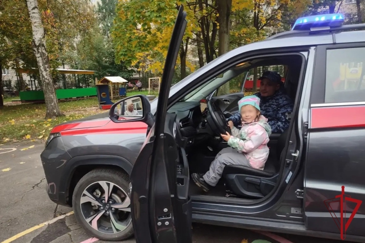 В Петербурге представители Росгвардии провели встречу с дошкольниками, посвященную 74-й годовщине со Дня образования вневедомственной охраны