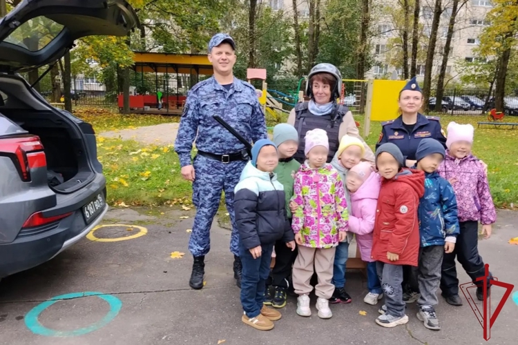 В Петербурге представители Росгвардии провели встречу с дошкольниками, посвященную 74-й годовщине со Дня образования вневедомственной охраны