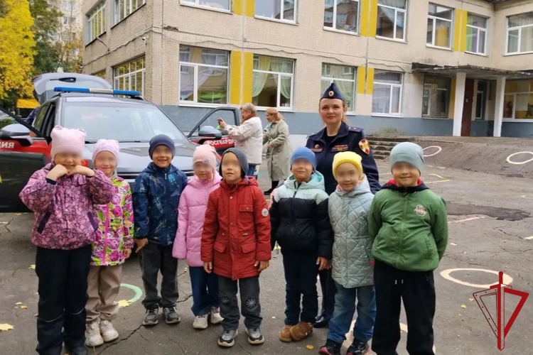 В Петербурге представители Росгвардии провели встречу с дошкольниками, посвященную 74-й годовщине со Дня образования вневедомственной охраны