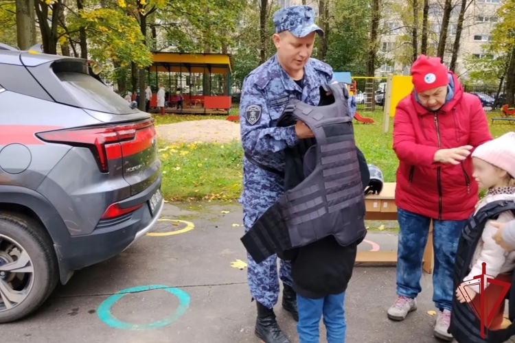 В Петербурге представители Росгвардии провели встречу с дошкольниками, посвященную 74-й годовщине со Дня образования вневедомственной охраны