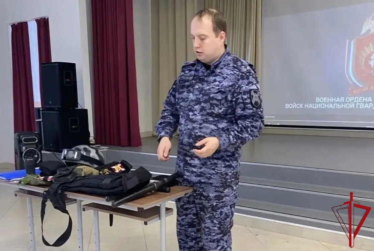 В Приозерском районе Ленобласти сотрудники Росгвардии провели урок мужества для старшеклассников