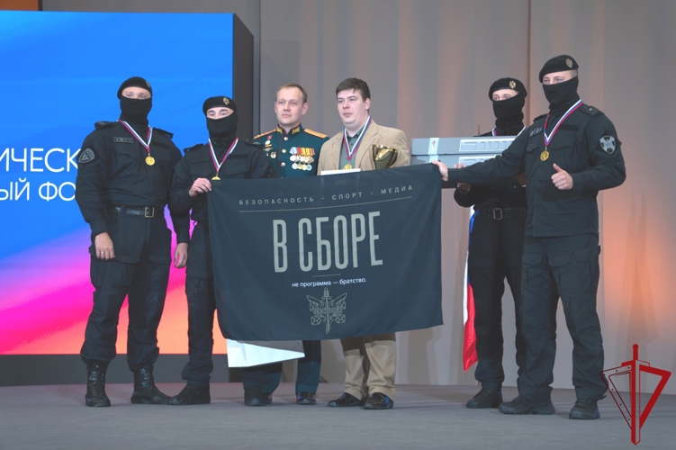 Команда Адмиралтейского района с участием сотрудников ОМОН "Бастион" стала победителем марш-броска