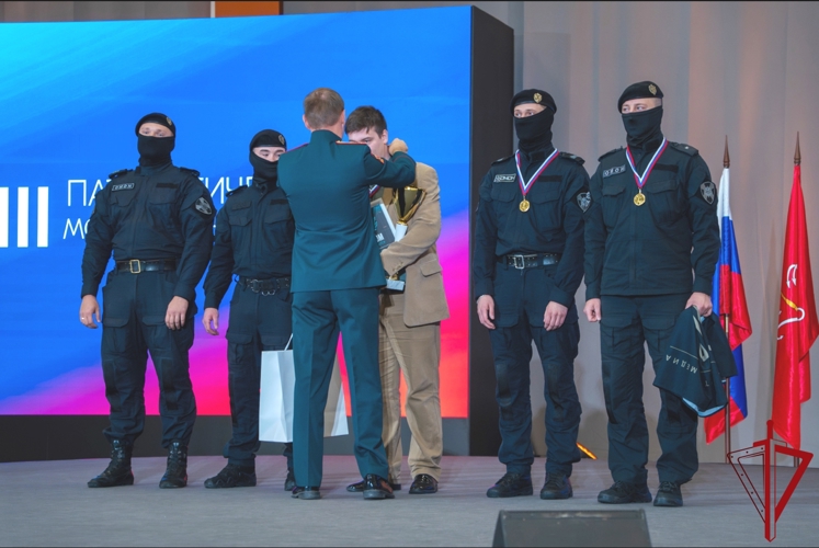 Команда Адмиралтейского района с участием сотрудников ОМОН "Бастион" стала победителем марш-броска